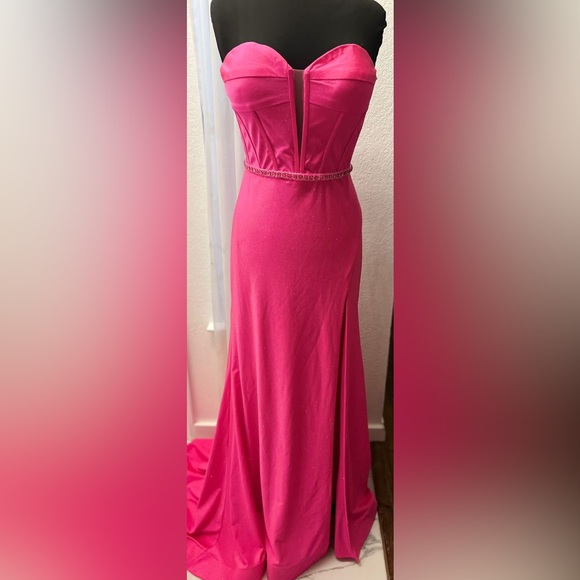 New designer evening dresses ✨ - Picture 3 of 12